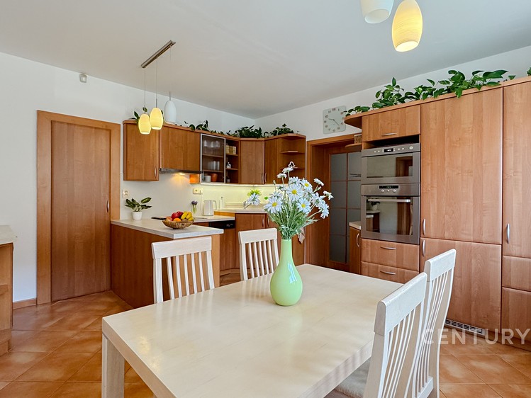 Prodej rodinného domu 174 m², pozemek 863 m² - foto 7