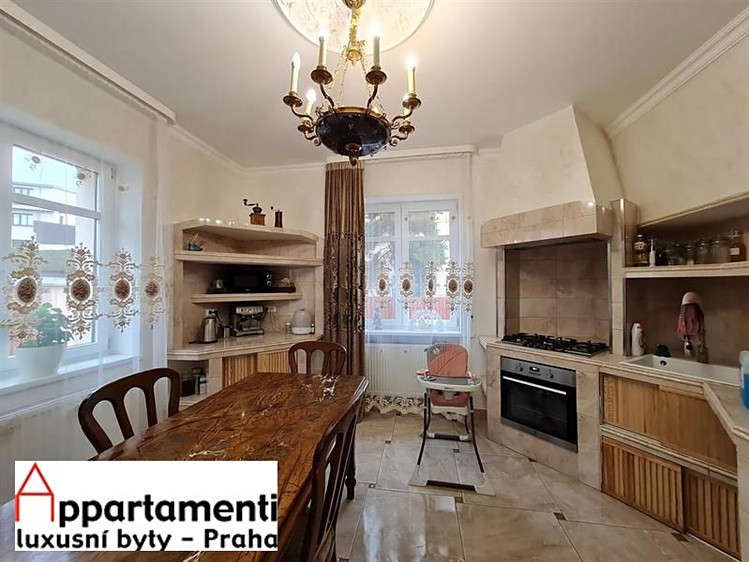 Prodej rodinného domu 220 m², pozemek 546 m² - foto 2