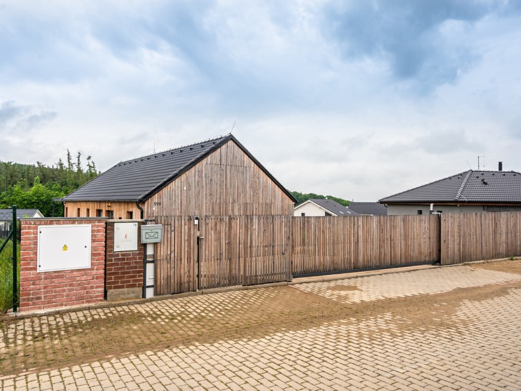 Prodej rodinného domu 114 m², pozemek 852 m² - foto 2