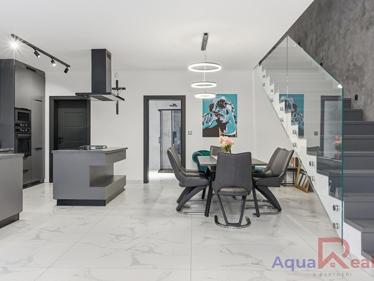 Prodej rodinného domu 180 m², pozemek 586 m² - foto 5
