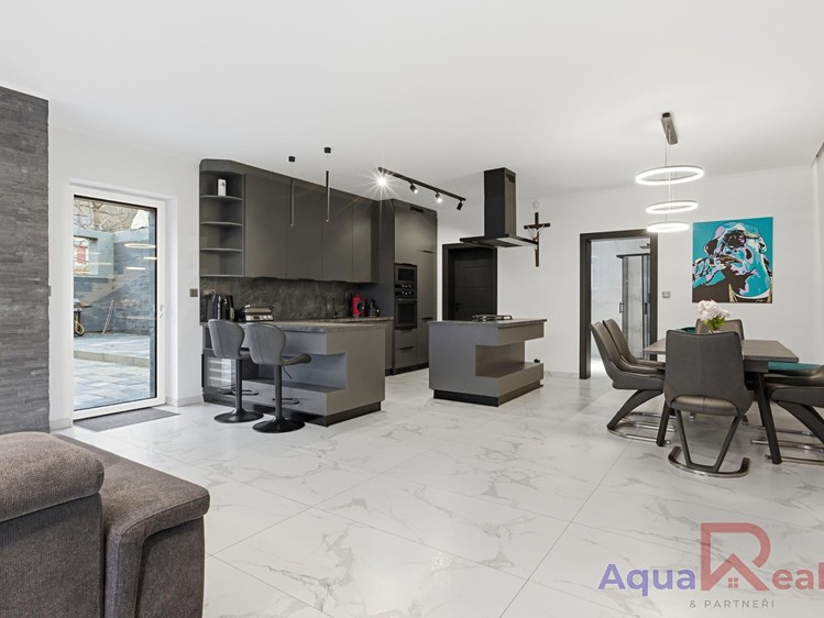 Prodej rodinného domu 180 m², pozemek 586 m² - foto 7