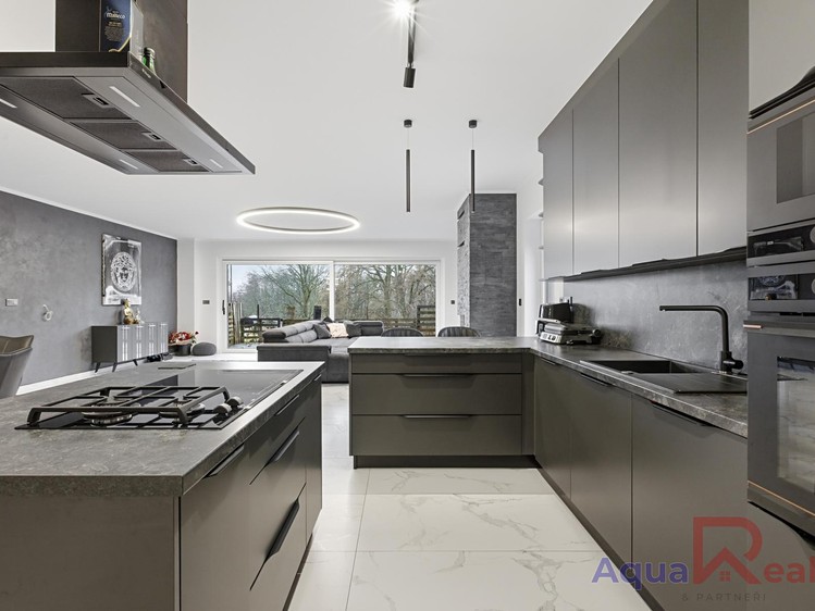 Prodej rodinného domu 180 m², pozemek 586 m² - foto 8