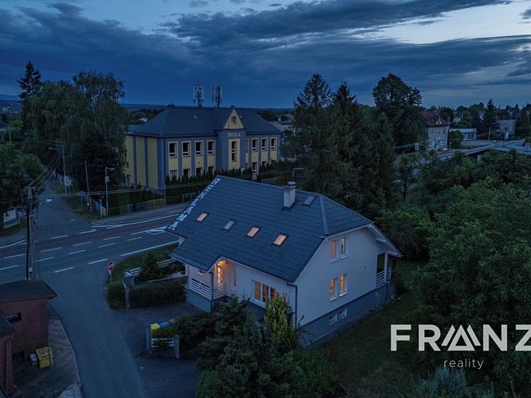 Prodej rodinného domu 205 m², pozemek 1 369 m² - foto 2