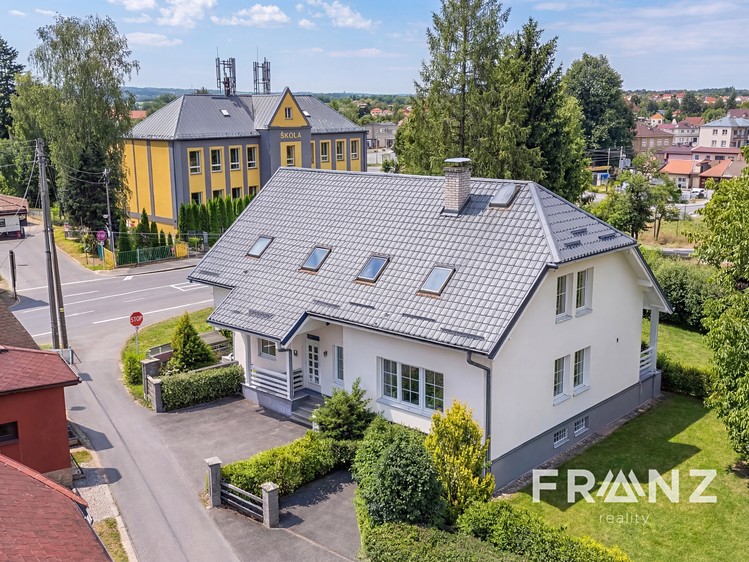 Prodej rodinného domu 205 m², pozemek 1 369 m² - foto 1