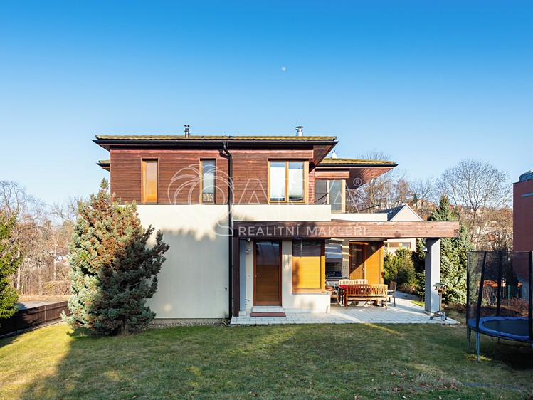 Prodej rodinného domu 292 m², pozemek 876 m² - foto 1