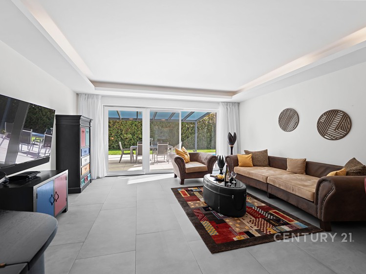Prodej rodinného domu 240 m², pozemek 1 211 m² - foto 2