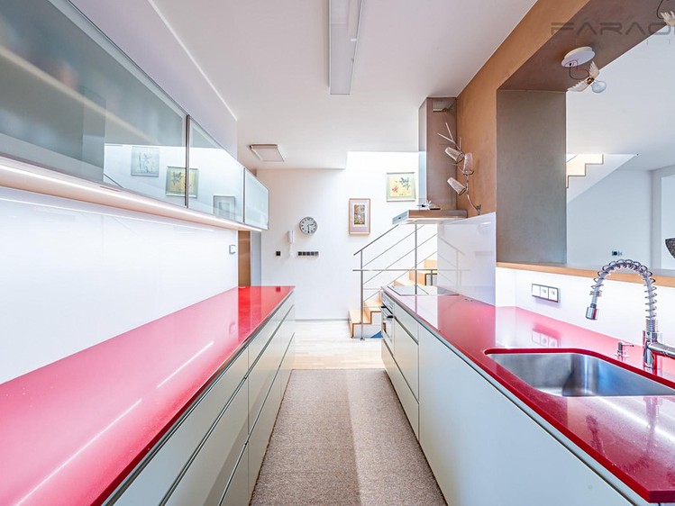 Prodej rodinného domu 268 m², pozemek 298 m² - foto 7