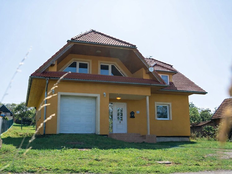Prodej rodinného domu 230 m², pozemek 1 720 m² - foto 2