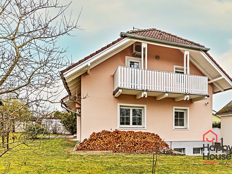 Prodej rodinného domu 180 m², pozemek 576 m² - foto 1