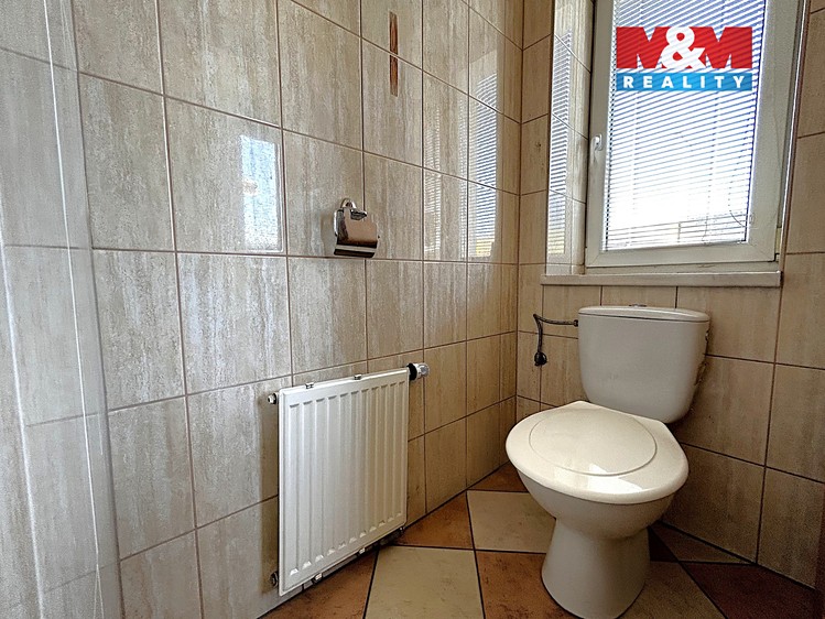 Prodej rodinného domu 211 m², pozemek 822 m² - foto 2