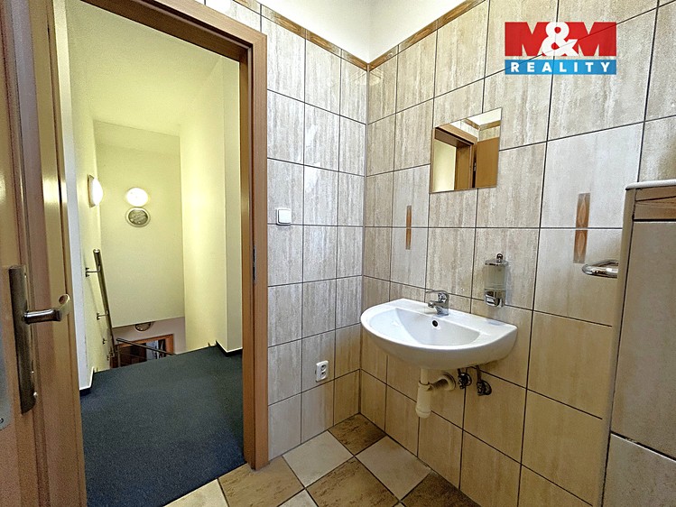 Prodej rodinného domu 211 m², pozemek 822 m² - foto 1