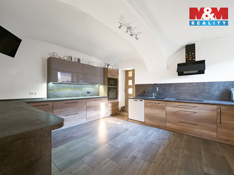 Prodej rodinného domu 220 m², pozemek 602 m² - foto 2
