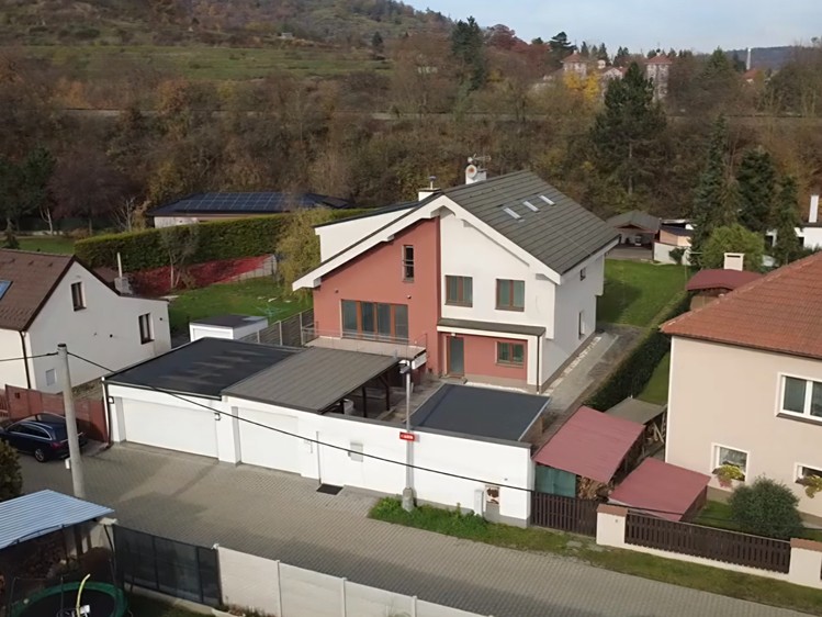Prodej rodinného domu 319 m², pozemek 962 m² - foto 2
