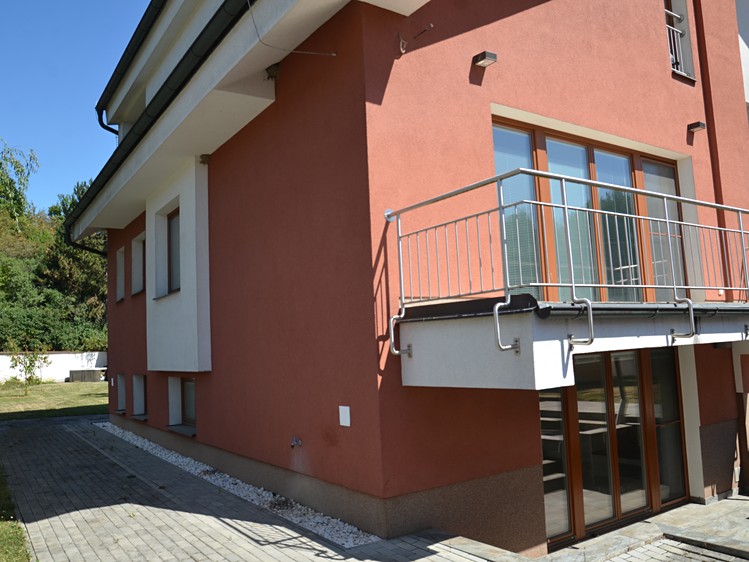 Prodej rodinného domu 319 m², pozemek 962 m² - foto 1