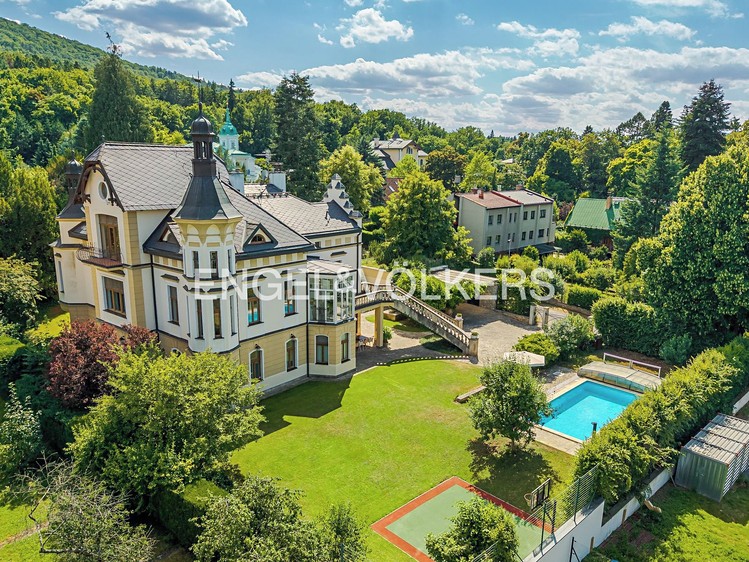 Prodej vily 581 m², pozemek 2 105 m² - foto 1