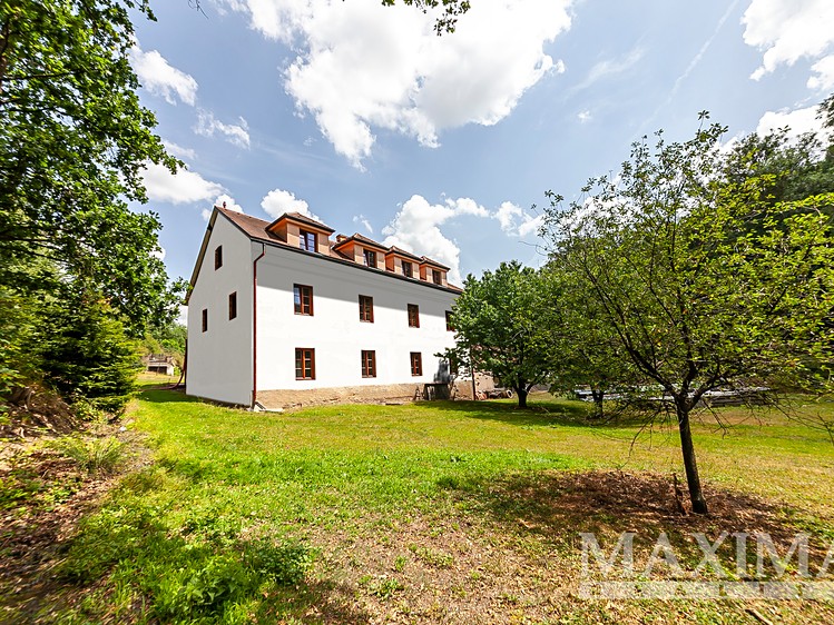 Prodej rodinného domu 1 009 m², pozemek 3 687 m² - foto 1