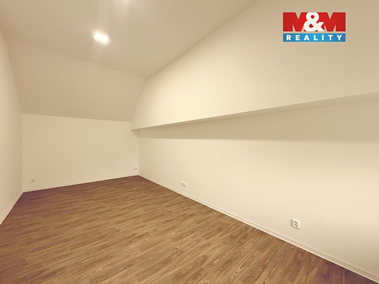 Prodej rodinného domu 186 m², pozemek 330 m² - foto 2