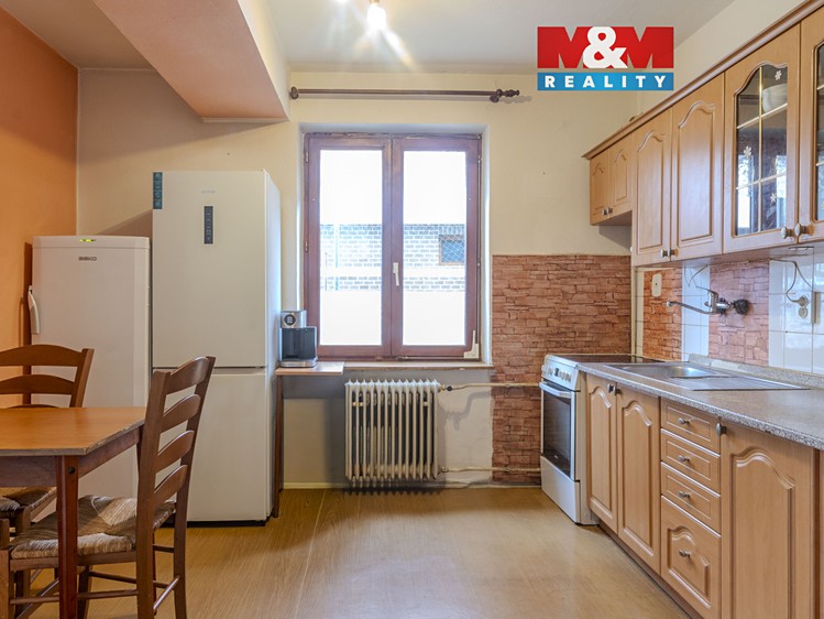 Prodej rodinného domu 220 m², pozemek 875 m² - foto 1