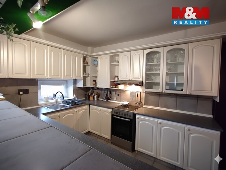 Prodej rodinného domu 131 m², pozemek 918 m² - foto 2