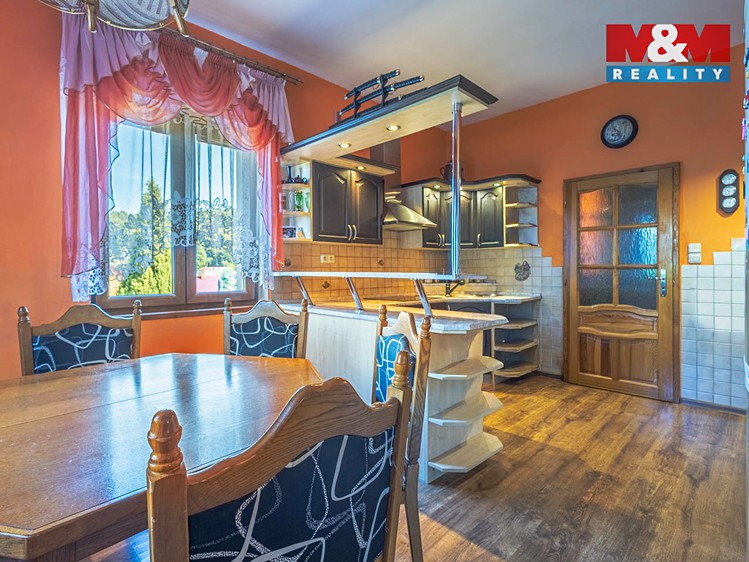 Prodej rodinného domu 180 m², pozemek 870 m² - foto 3