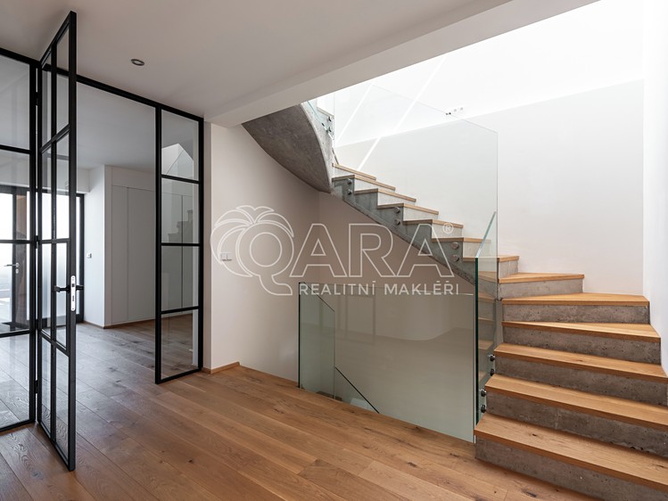 Prodej rodinného domu 270 m², pozemek 1 055 m² - foto 2