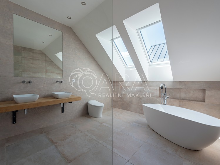 Prodej rodinného domu 270 m², pozemek 1 055 m² - foto 3