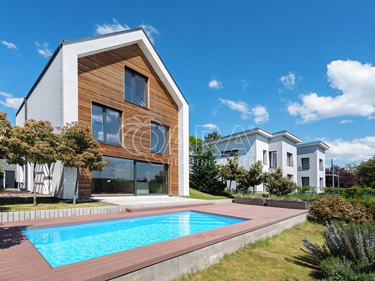 Prodej rodinného domu 270 m², pozemek 1 055 m² - foto 1
