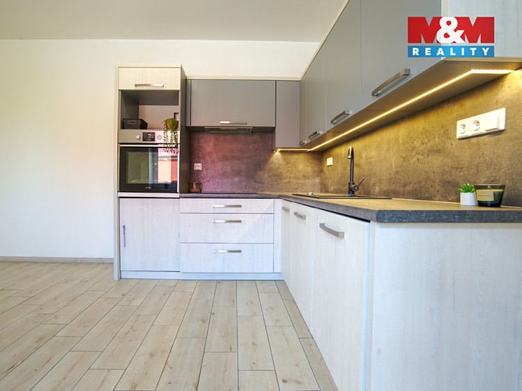Prodej rodinného domu 142 m², pozemek 330 m² - foto 2