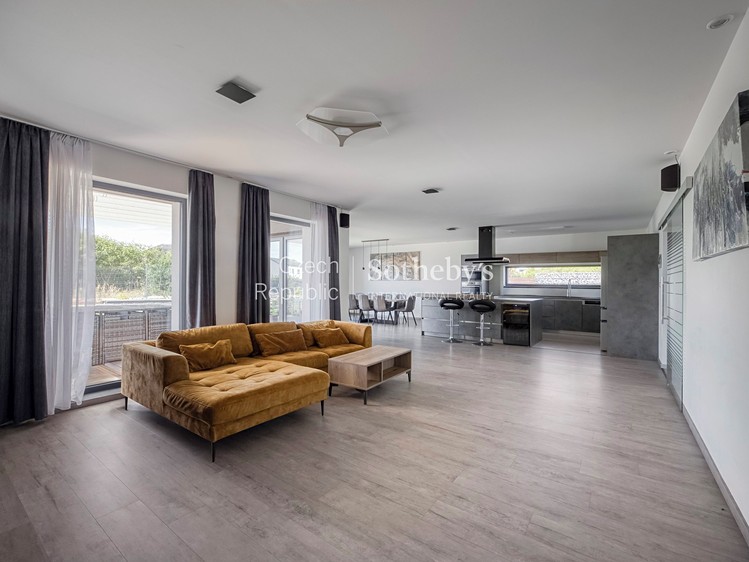 Prodej rodinného domu 350 m², pozemek 1 000 m² - foto 2