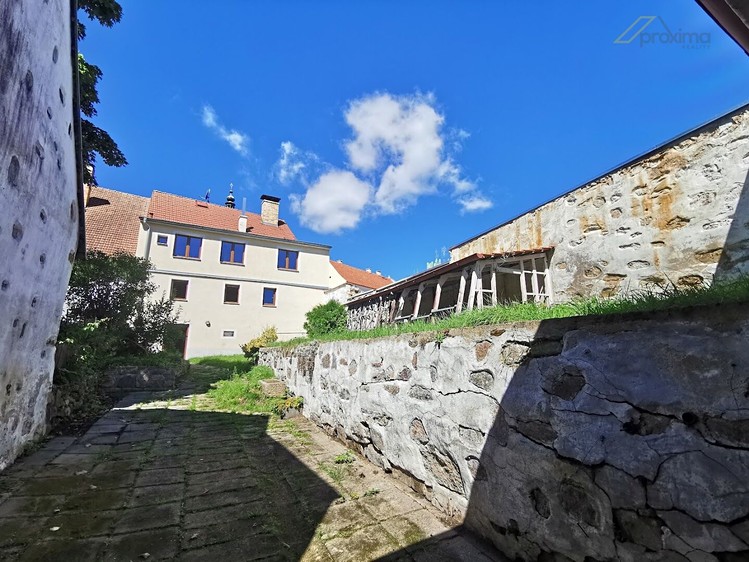 Prodej rodinného domu 310 m², pozemek 377 m² - foto 2