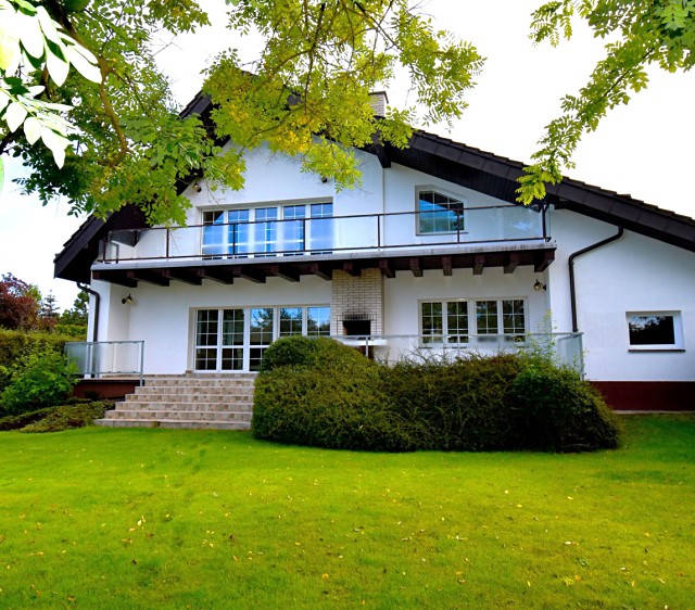 Pronájem rodinného domu 350 m², pozemek 779 m² - foto 1