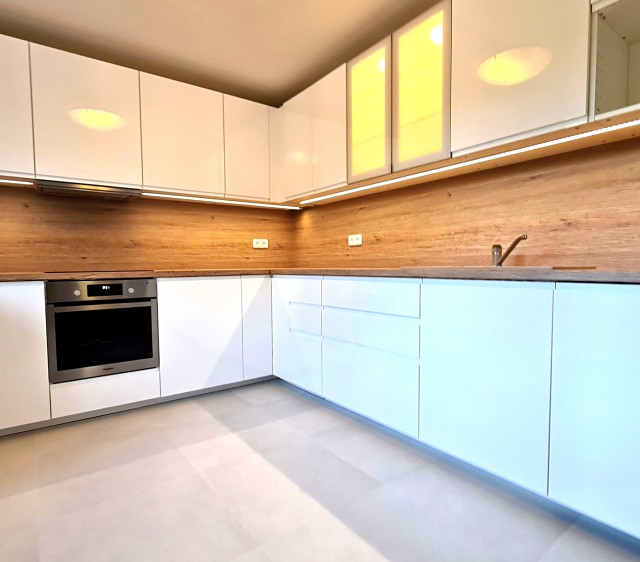 Pronájem rodinného domu 350 m², pozemek 779 m² - foto 3