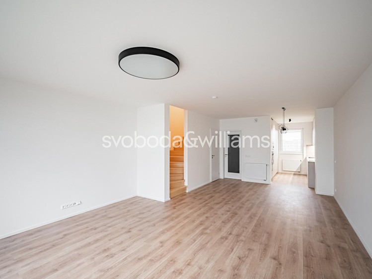 Pronájem rodinného domu 139 m², pozemek 129 m² - foto 1