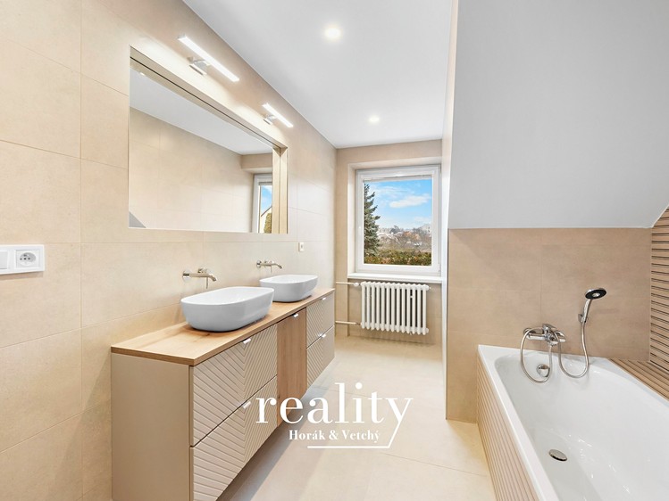 Pronájem rodinného domu 220 m², pozemek 203 m² - foto 1