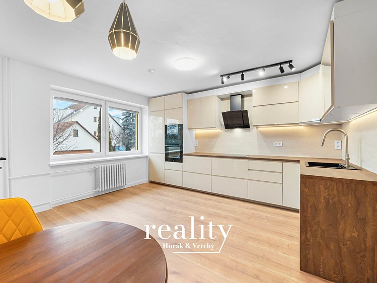 Pronájem rodinného domu 220 m², pozemek 203 m² - foto 3