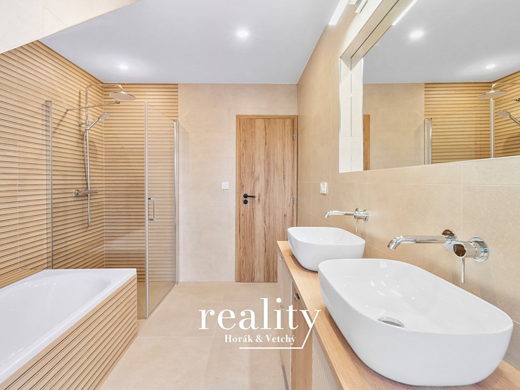 Pronájem rodinného domu 220 m², pozemek 203 m² - foto 2