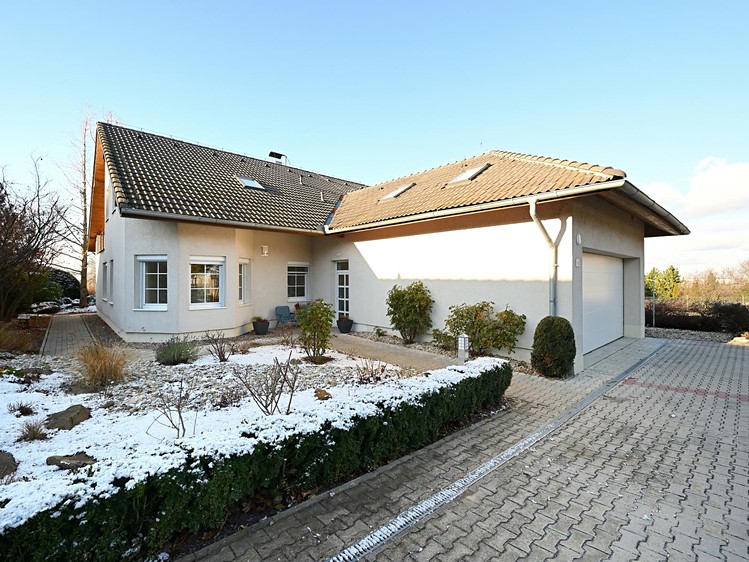 Pronájem rodinného domu 242 m², pozemek 1 182 m² - foto 2