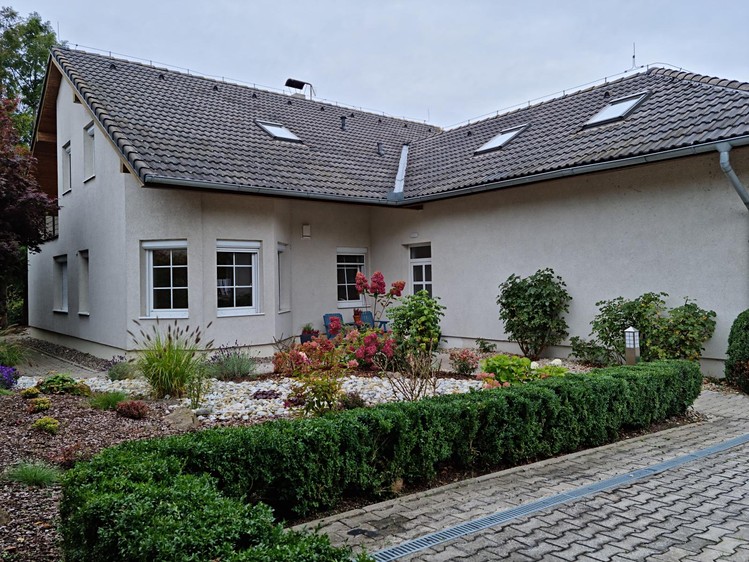Pronájem rodinného domu 242 m², pozemek 1 182 m² - foto 1