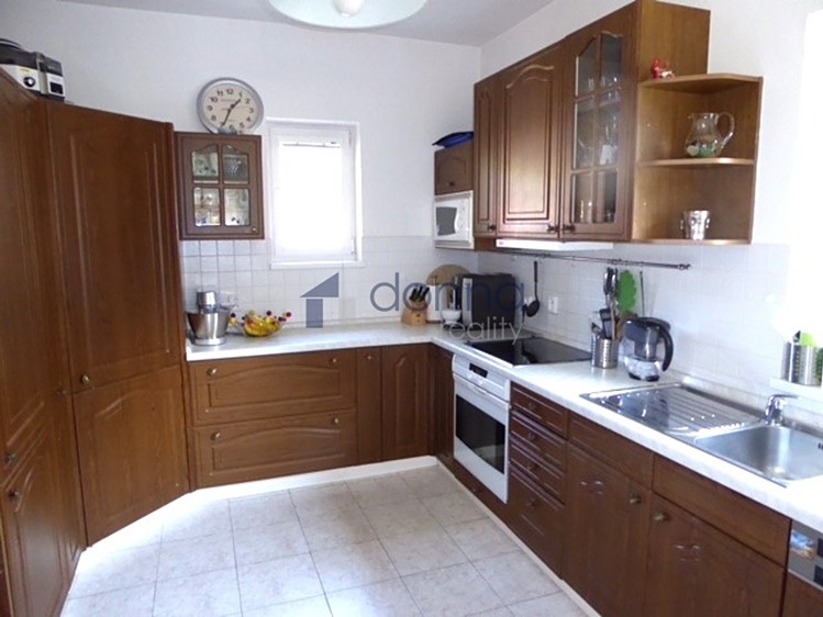 Pronájem rodinného domu 251 m², pozemek 858 m² - foto 2