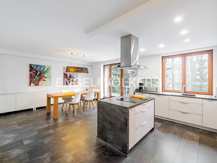 Pronájem rodinného domu 320 m², pozemek 879 m² - foto 2