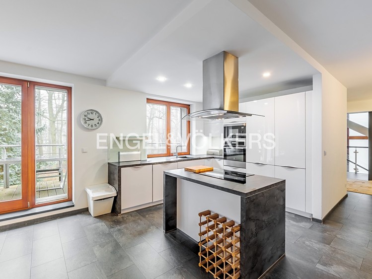 Pronájem rodinného domu 320 m², pozemek 879 m² - foto 1
