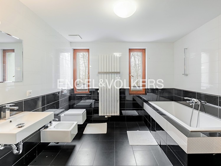 Pronájem rodinného domu 320 m², pozemek 879 m² - foto 7