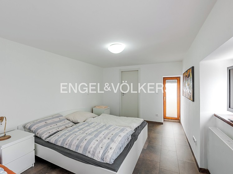 Pronájem rodinného domu 320 m², pozemek 879 m² - foto 8