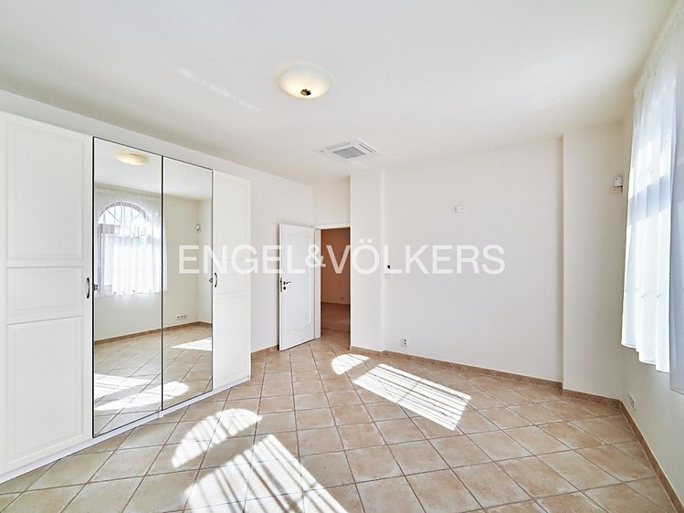 Pronájem  vily 243 m², pozemek 718 m² - foto 4