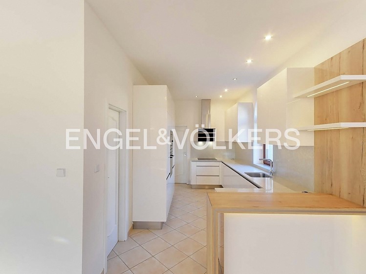 Pronájem  vily 243 m², pozemek 718 m² - foto 5