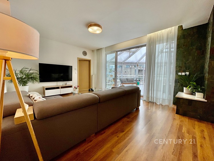 Pronájem rodinného domu 200 m², pozemek 300 m² - foto 1