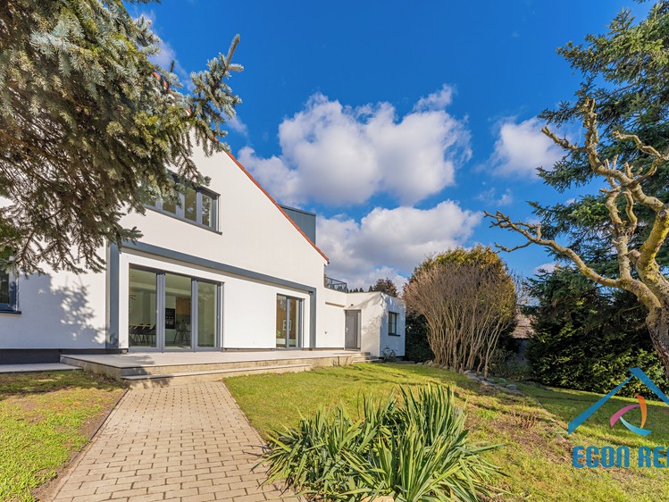 Pronájem rodinného domu 224 m², pozemek 824 m² - foto 1
