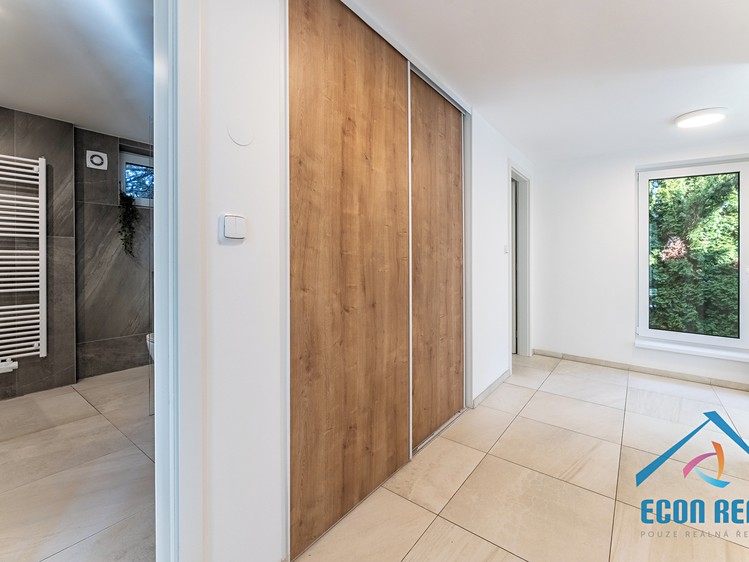 Pronájem rodinného domu 224 m², pozemek 824 m² - foto 4