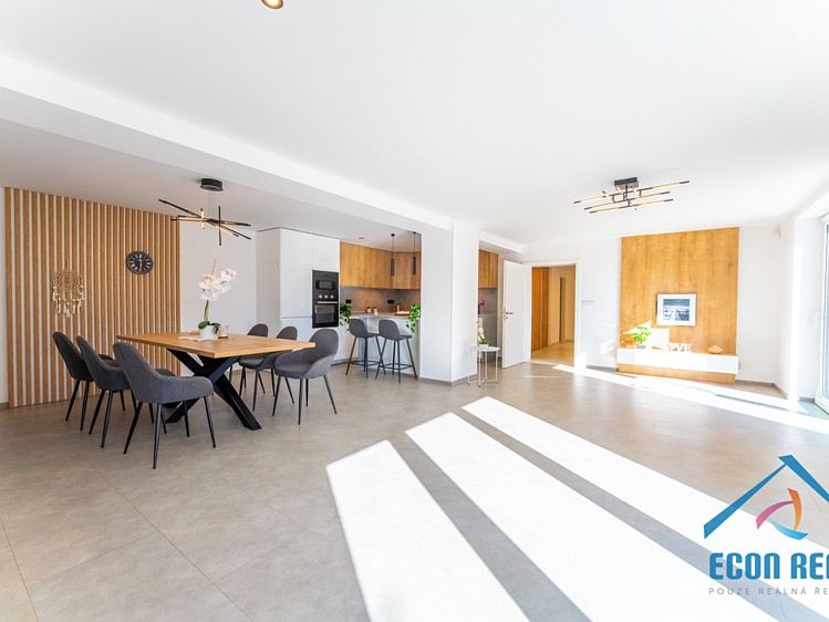 Pronájem rodinného domu 224 m², pozemek 824 m² - foto 6