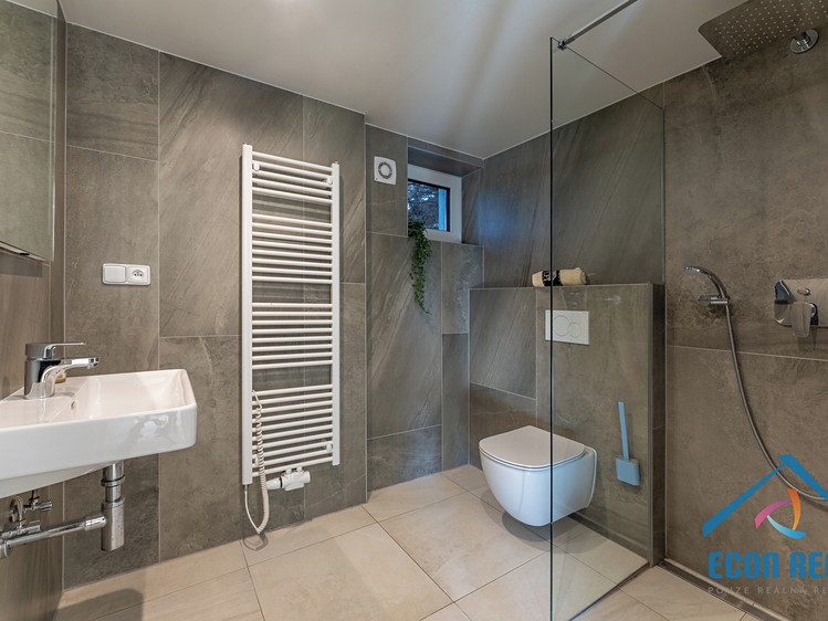 Pronájem rodinného domu 224 m², pozemek 824 m² - foto 5